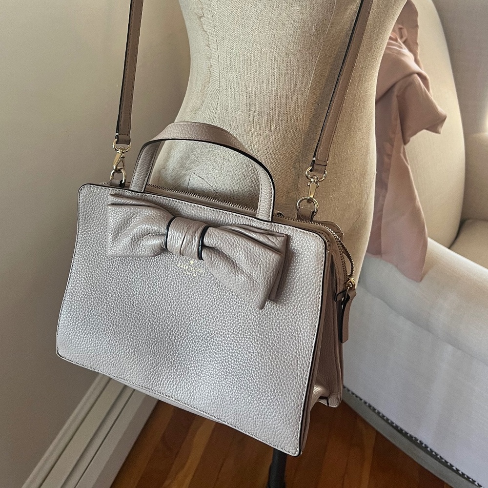 Great condition bow Kate spade cross body or handle bag!